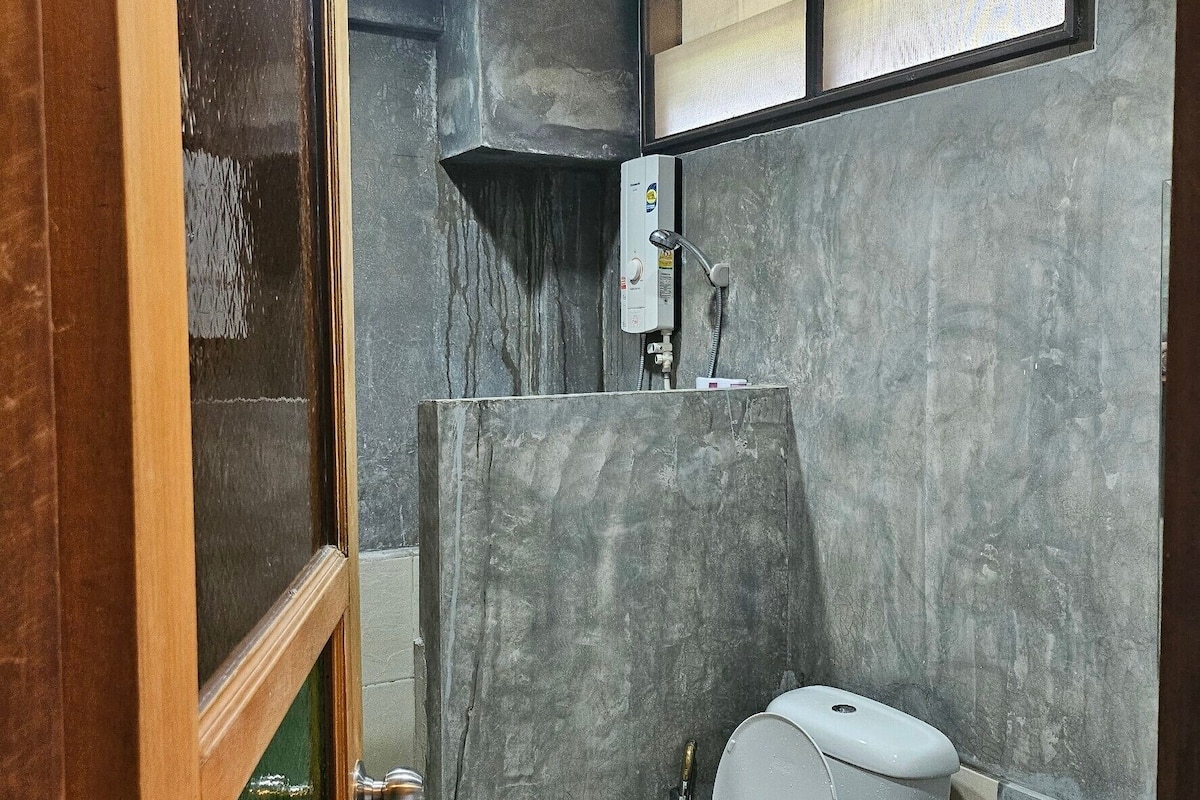 shower, rainfall showerhead, free toiletries, towels