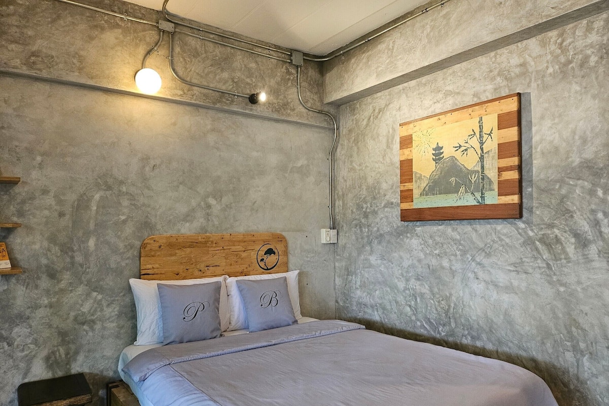 Een minibar, individueel gedecoreerd, individueel gemeubileerd