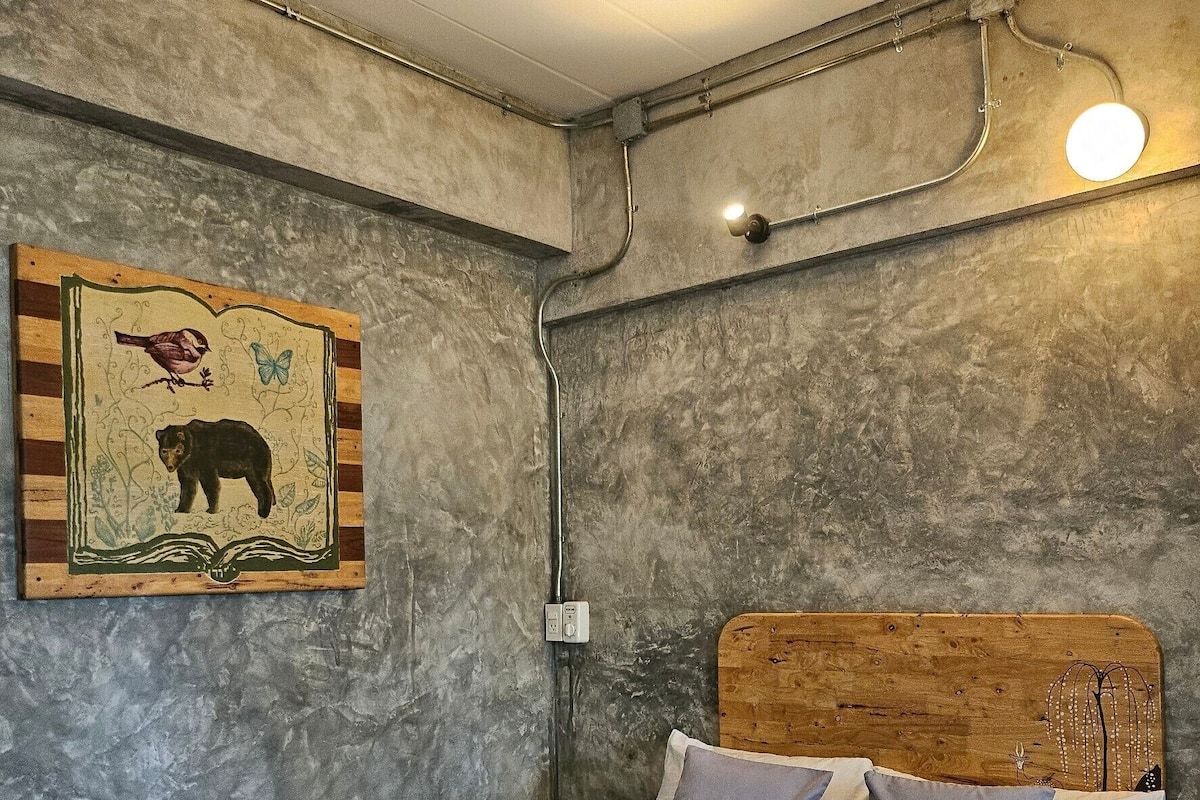 Een minibar, individueel gedecoreerd, individueel gemeubileerd