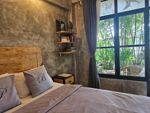 Minibar, decoración personalizada, muebles diferentes y escritorio 