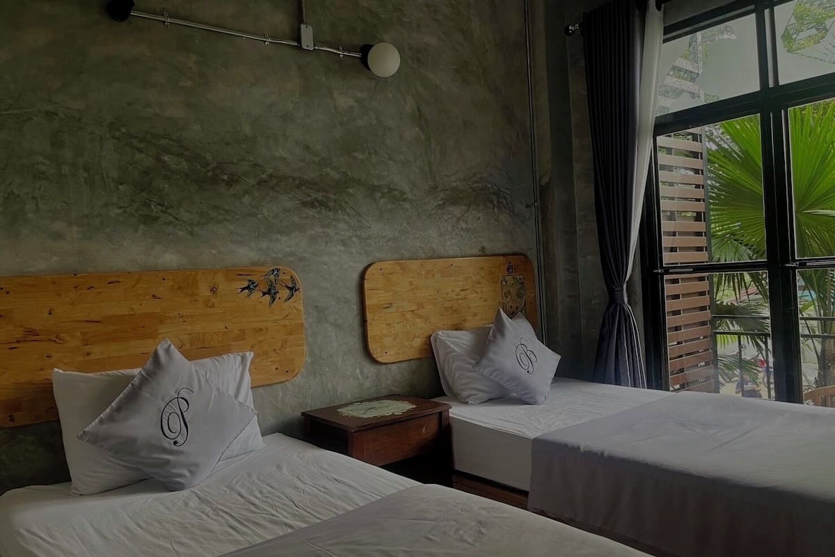 deluxe twin room, 2 single beds | minibar, individually decorated, individually furnished, desk