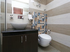 Habitación Deluxe con 1 cama matrimonial o 2 individuales, 1 cama King size, para fumadores | Baño | Regadera y toallas