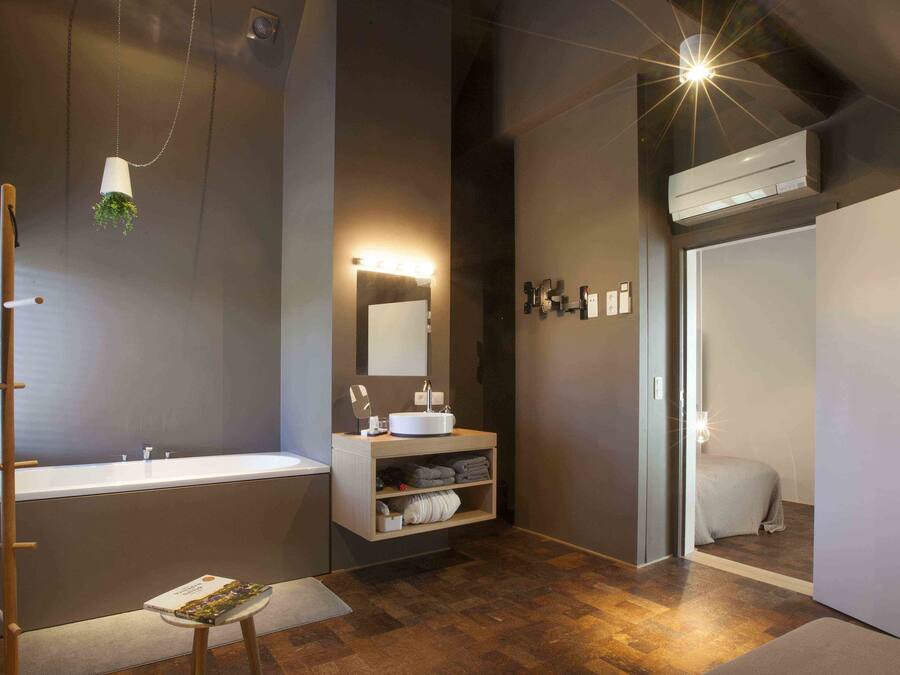 Family Suite | Bathroom | Deep soaking tub, rainfall showerhead, free toiletries, hair dryer