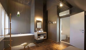 Phòng Suite dành cho gia đình | Phòng tắm | Bồn tắm ngâm, vòi sen phun mưa, đồ dùng nhà tắm miễn phí 