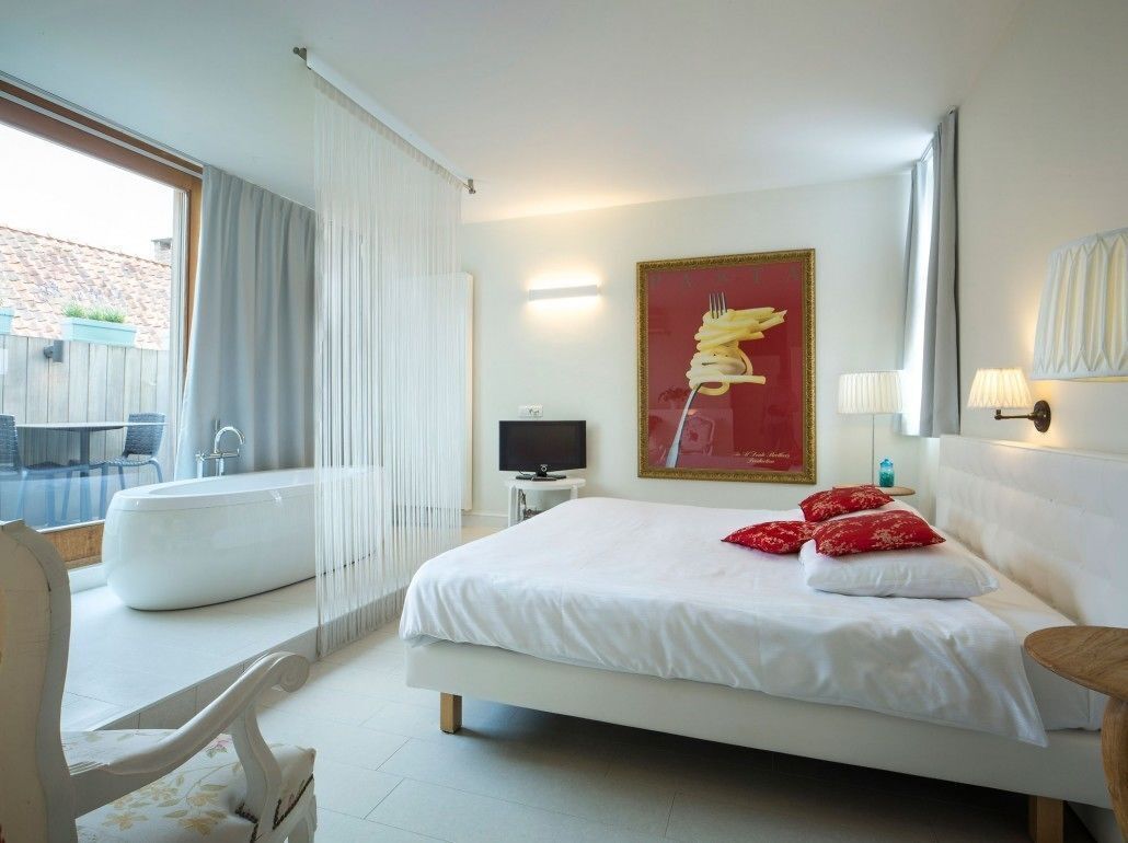 8 bedrooms, minibar, individually decorated, individually furnished