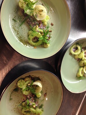 Serveert lunch en diner, lokale en internationale gerechten