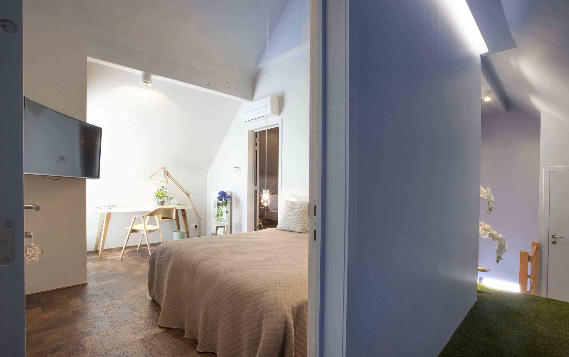 8 bedrooms, minibar, individually decorated, individually furnished