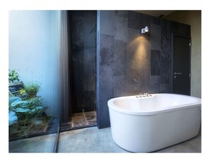 Standard Double Room | Deep-soaking bathtub - Hotel Restaurant Vous lé Vous (Hasselt)