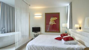 Junior Suite | 8 bedrooms, minibar, individually decorated, individually furnished