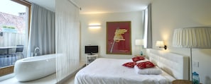 Junior suite | 8 slaapkamers, een minibar, individueel gedecoreerd