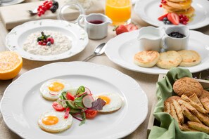 Päivittäinen mannermainen aamiainen (1200 RUB per henkilö)