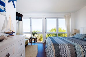 Minibar, individually decorated, individually furnished, desk
