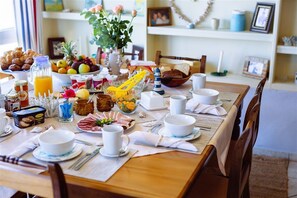 Daily full breakfast (ZAR 85 per person)