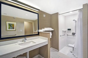 Tina con regadera, amenidades de baño gratuitas, secadora de cabello 