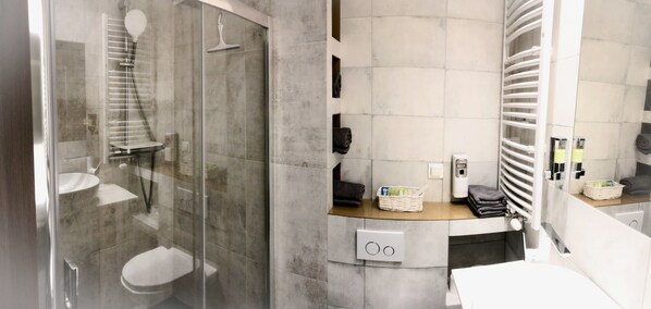 Appartement | Salle de bain | Douche, articles de toilette (gratuits), séchoir à cheveux