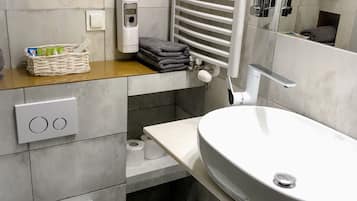 อพาร์ทเมนท์ | สิ่งอำนวยความสะดวกในห้องน้ำ | ฝักบัว, ของใช้ในห้องน้ำฟรี, ไดร์เป่าผม, ผ้าเช็ดตัว