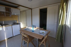 Chalet, 2 camere da letto (Côté pré) | Angolo cottura privato | Frigorifero, microonde, forno, piano cottura