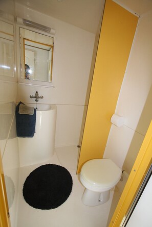 Chalet, 2 Bedrooms (Côté pré) | Bathroom | Shower, towels - Camping du Villard (Thorame-Basse)