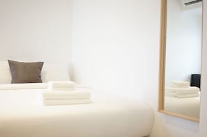 King Bed Upper Floor | Een bureau, gratis wifi, beddengoed