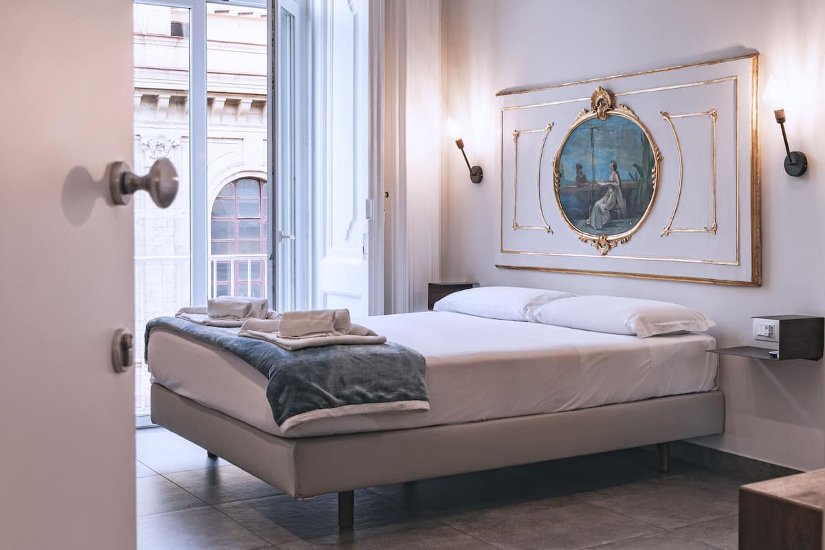 Superior Üç Kişilik Oda | Minibar, odada kasa, masa, ses yalıtımı