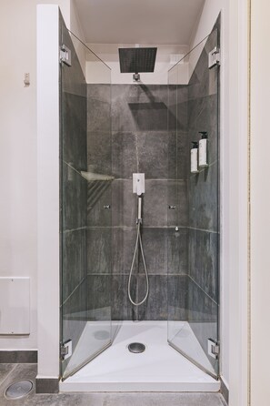 Superior Triple Room | Bathroom | Shower, free toiletries, hair dryer, bidet - La Smorfia (Naples)