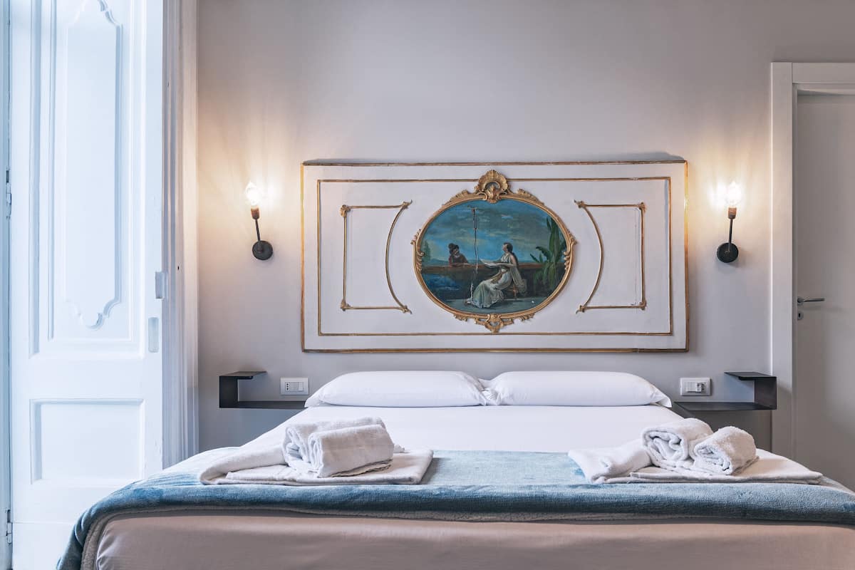 Superior Üç Kişilik Oda | Minibar, odada kasa, masa, ses yalıtımı