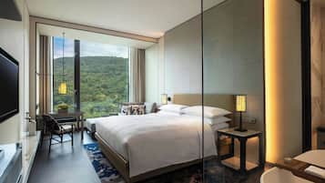 Premier Room, 1 King Bed | Hypo-allergenic bedding, down duvets, free minibar items, in-room safe