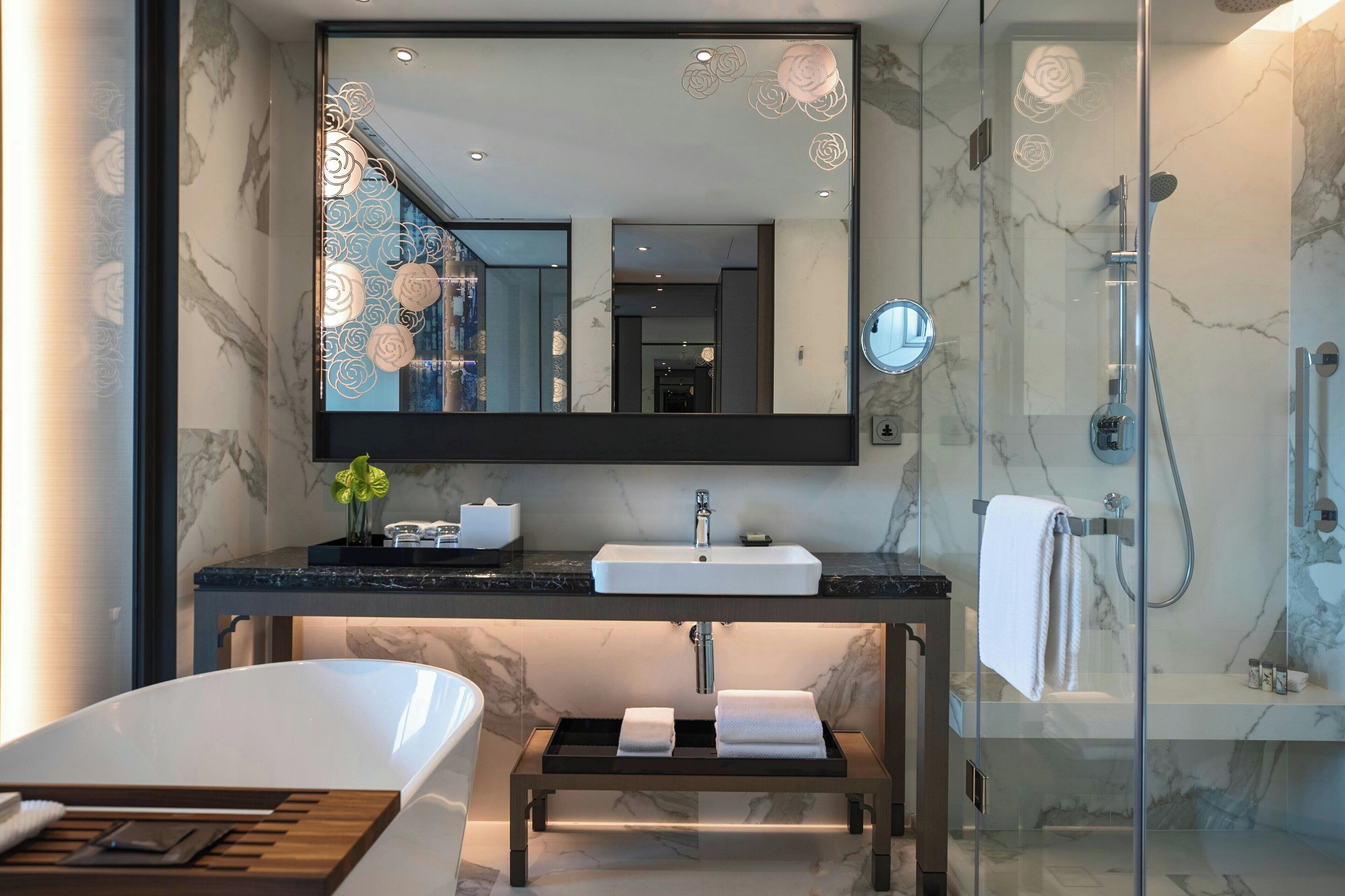 อ่างอาบน้ำและฝักบัวแยกจากกัน, อ่างอาบน้ำแบบแช่ตัว, เรนชาวเวอร์