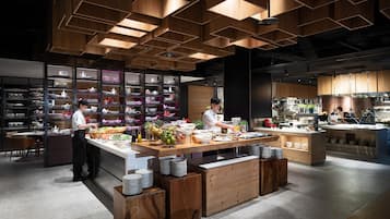 2 restaurants; breakfast, lunch, and dinner served