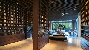 A spacious library with wooden shelves and a central seating area. - Renaissance Taipei Shihlin Hotel (Taipei)