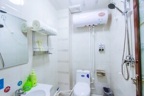 Standaard Twin kamer | Badkamer | Een douche, gratis toiletartikelen, een haardroger, pantoffels