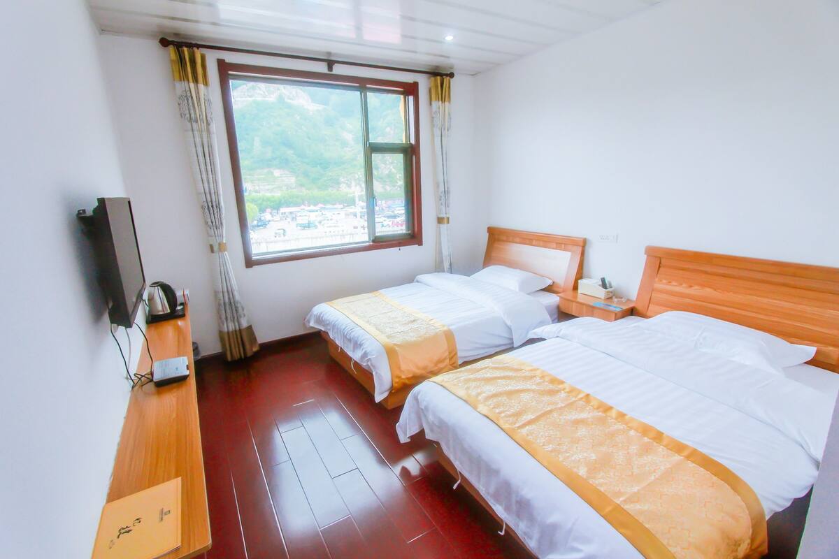 Standaard Twin kamer | Een bureau, verduisterende gordijnen, gratis wifi