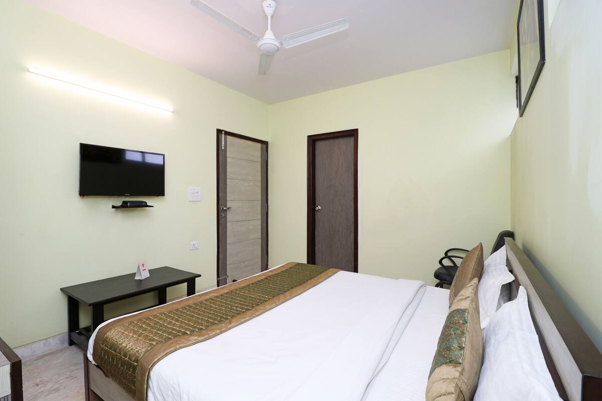 Habitación Deluxe con 1 cama matrimonial o 2 individuales, 1 cama individual, para fumadores | Wifi gratis