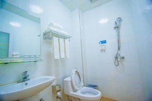 Regadera, amenidades de baño gratuitas, pantuflas