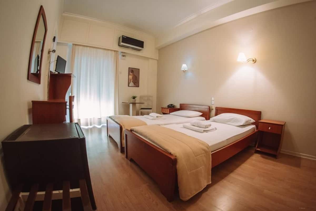 Chambre avec lits jumeaux, accessible aux personnes à mobilité réduite | Bureau, fer et planche à repasser, Wi-Fi gratuit, draps fournis