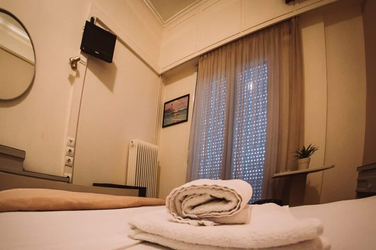 Chambre Double, accessible aux personnes à mobilité réduite | Bureau, fer et planche à repasser, Wi-Fi gratuit, draps fournis