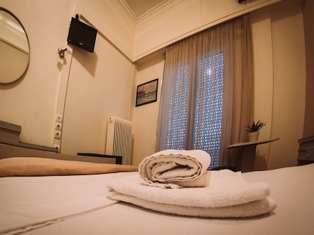 Basic Double Room, Accessible | Desk, iron/ironing board, free WiFi, bed sheets