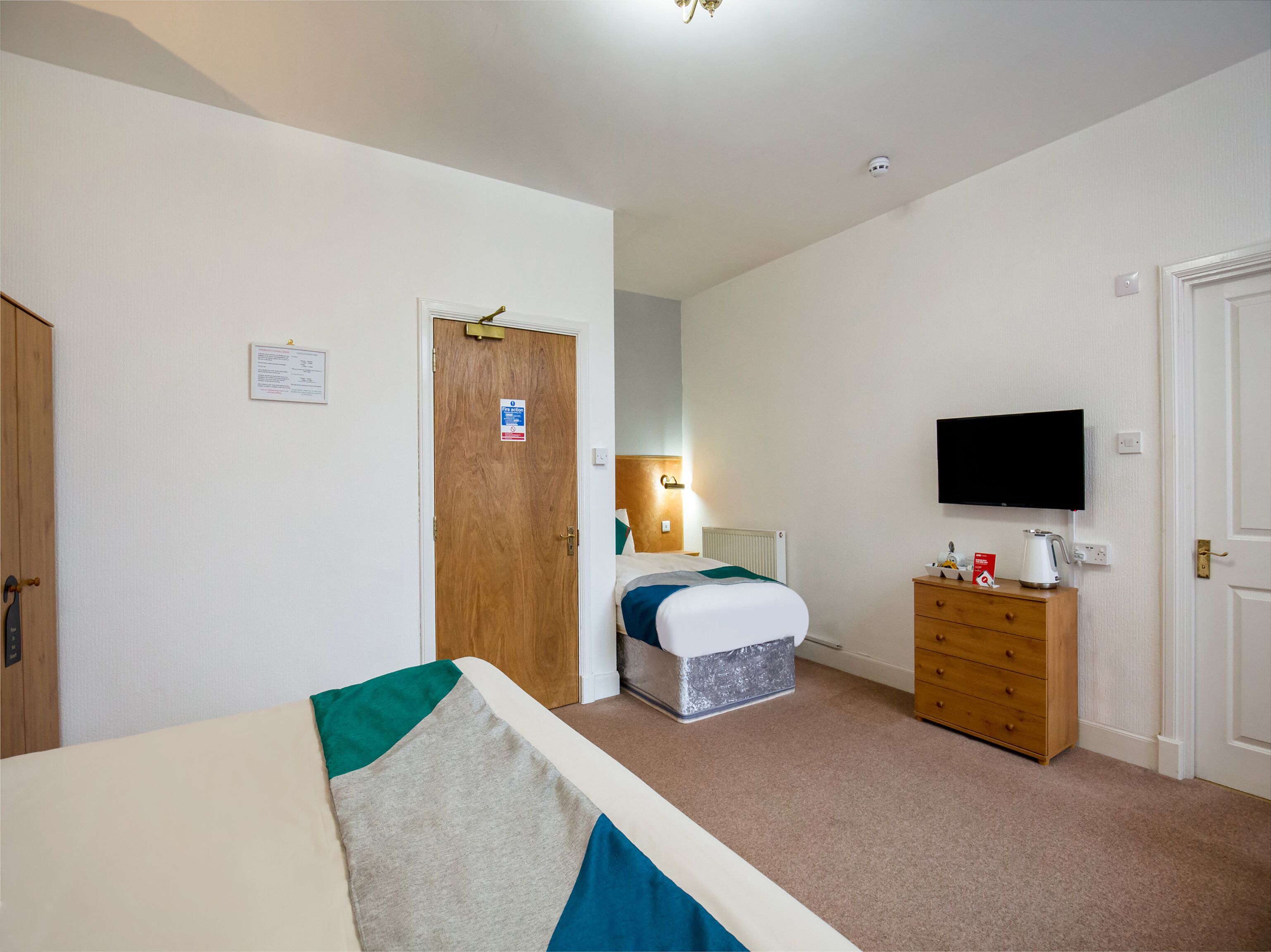 Deluxe Triple Room, Multiple Beds | Living area | LED TV