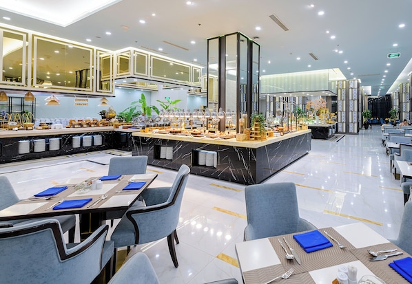2 restaurants servant le déjeuner, le dßner et le souper