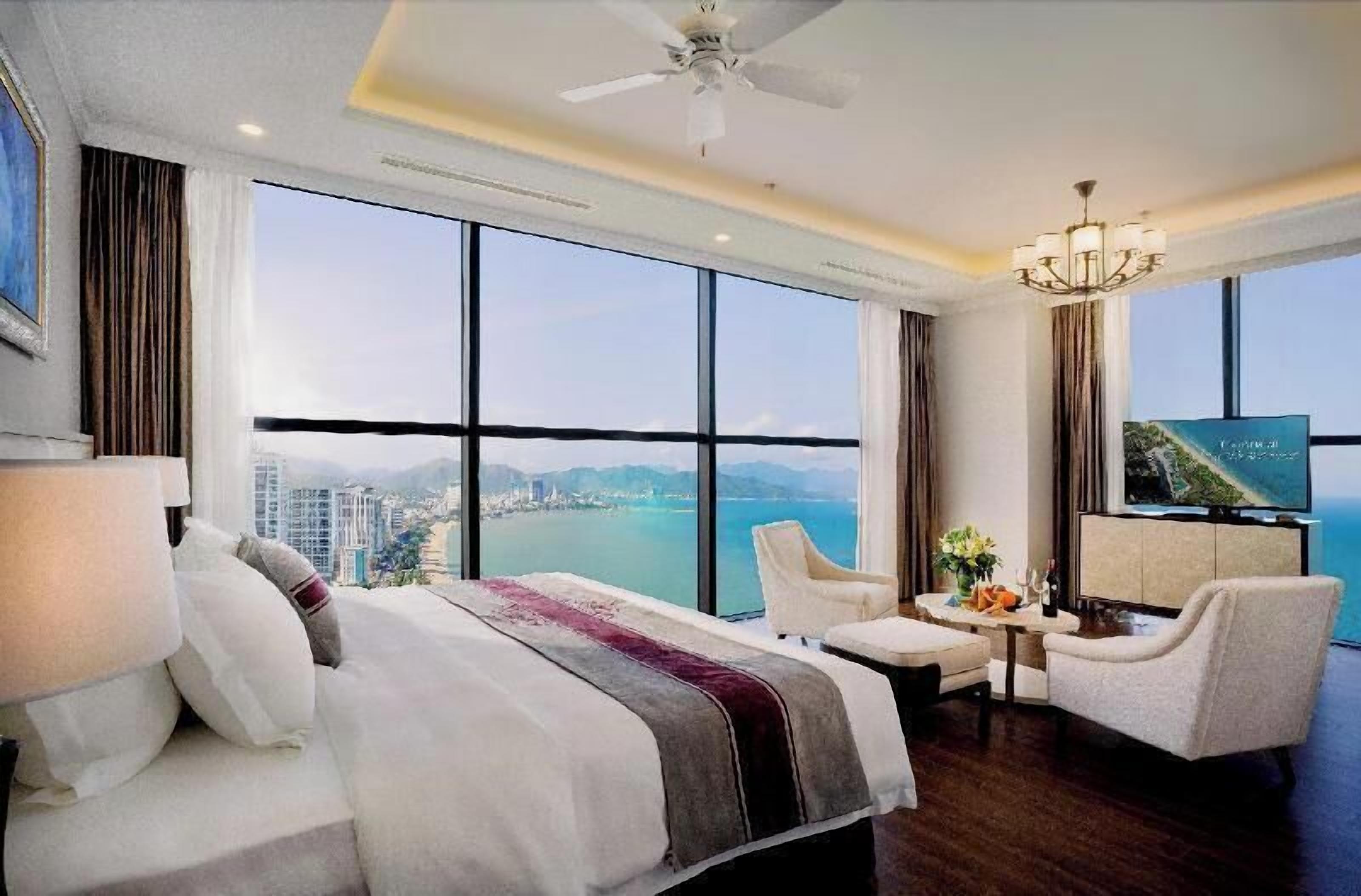 Bar mini, peti besi dalam bilik, meja, langsir/tirai gelap terus 