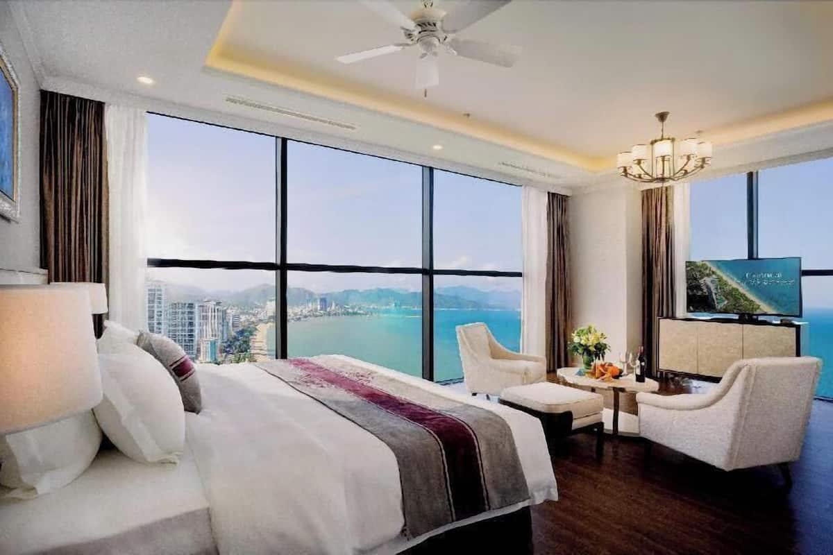 Bar mini, peti besi dalam bilik, meja, langsir/tirai gelap terus