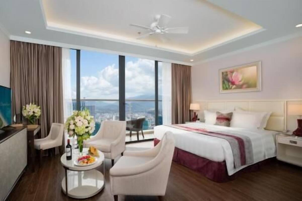 Minibaari, tallelokero huoneessa, työpöytä, pimennysverhot