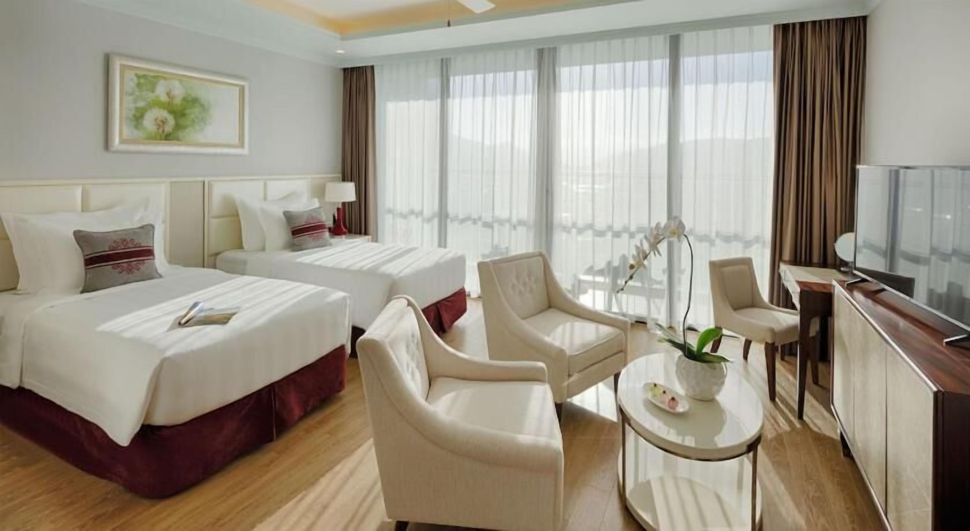 Bar mini, peti besi dalam bilik, meja, langsir/tirai gelap terus 