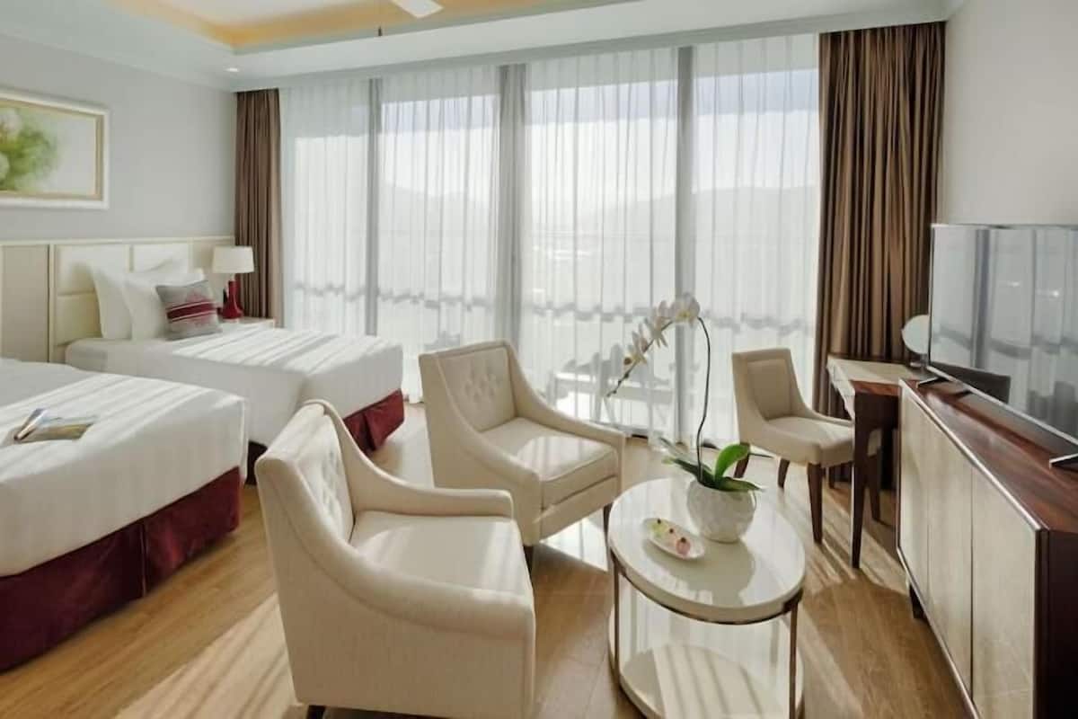 Bar mini, peti besi dalam bilik, meja, langsir/tirai gelap terus