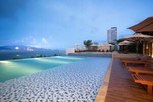 Outdoor pool, pool umbrellas, sun loungers