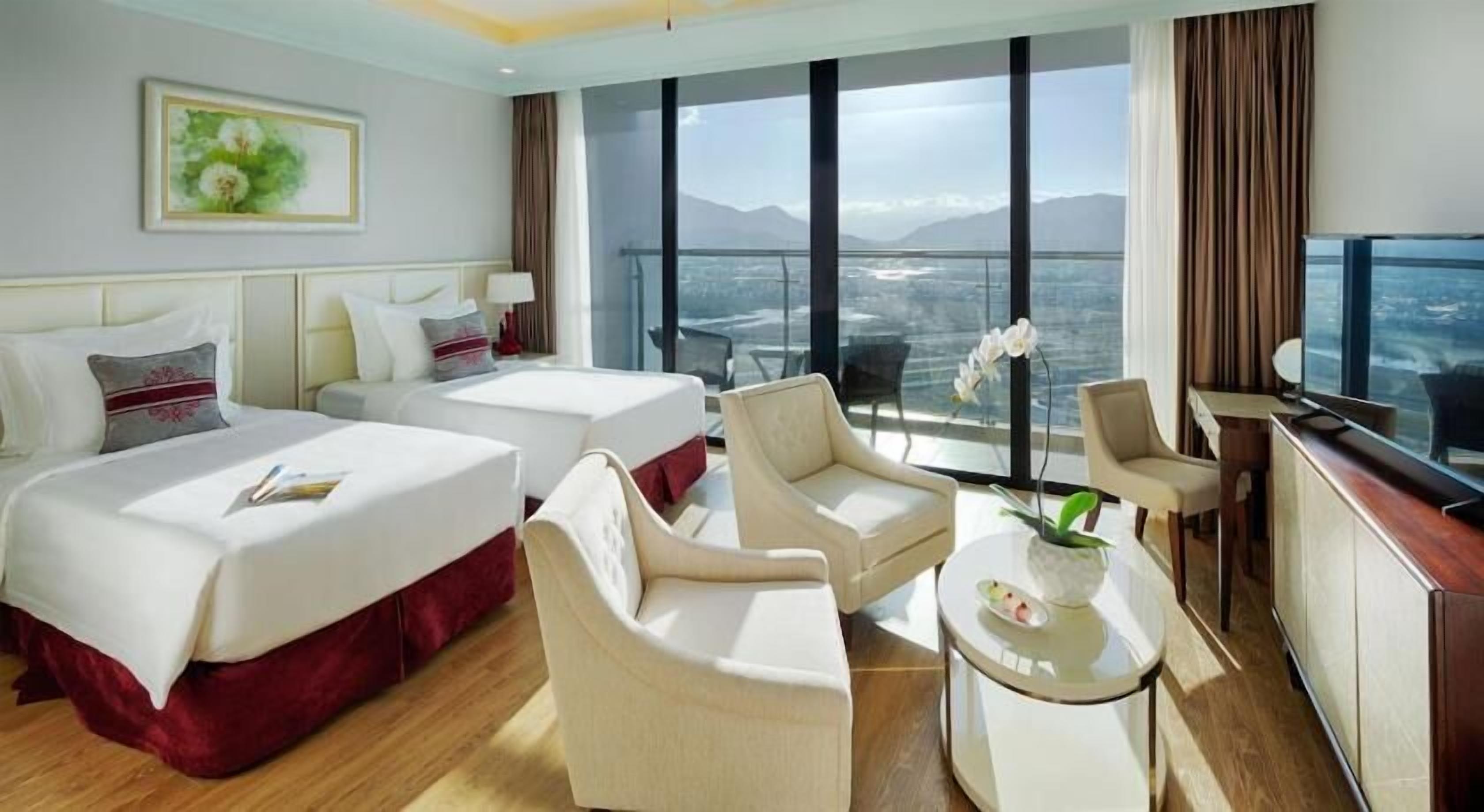 Bar mini, peti besi dalam bilik, meja, langsir/tirai gelap terus 