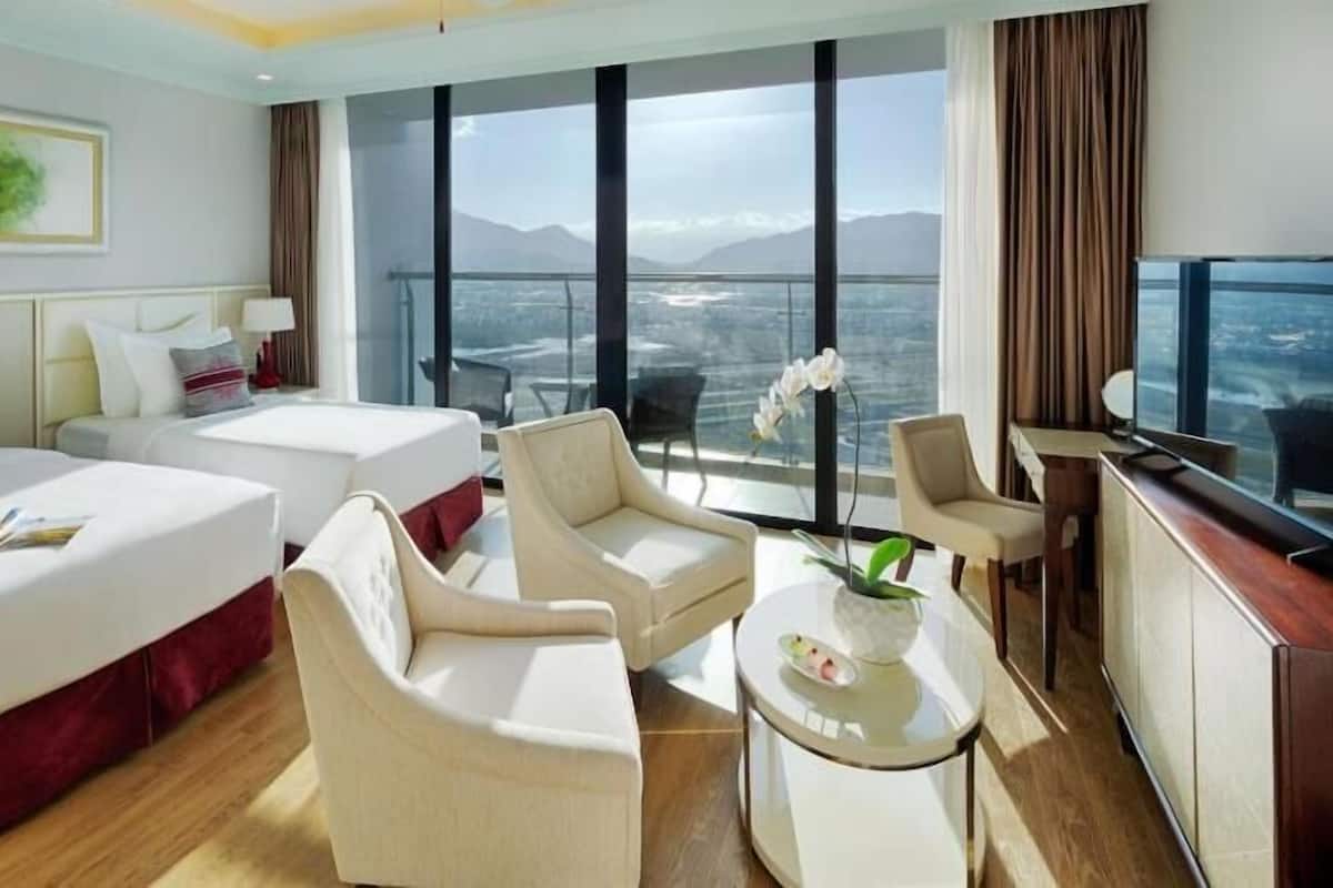 Bar mini, peti besi dalam bilik, meja, langsir/tirai gelap terus