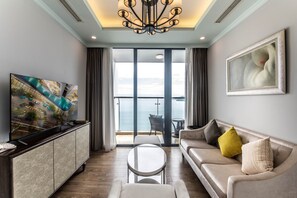 Minibar, Zimmersafe, Schreibtisch, Verdunkelungsvorhänge