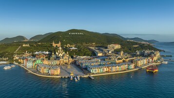 Une ville côtière dotée d’une architecture historique, d’un port de plaisance et d’un château imposant.