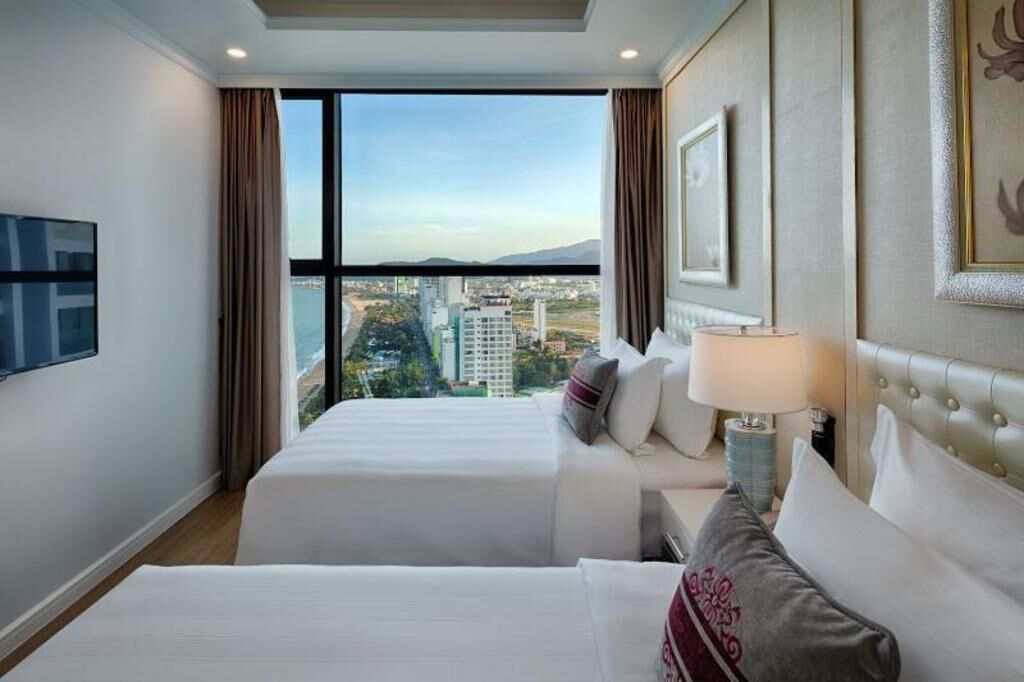 Bar mini, peti besi dalam bilik, meja, langsir/tirai gelap terus 